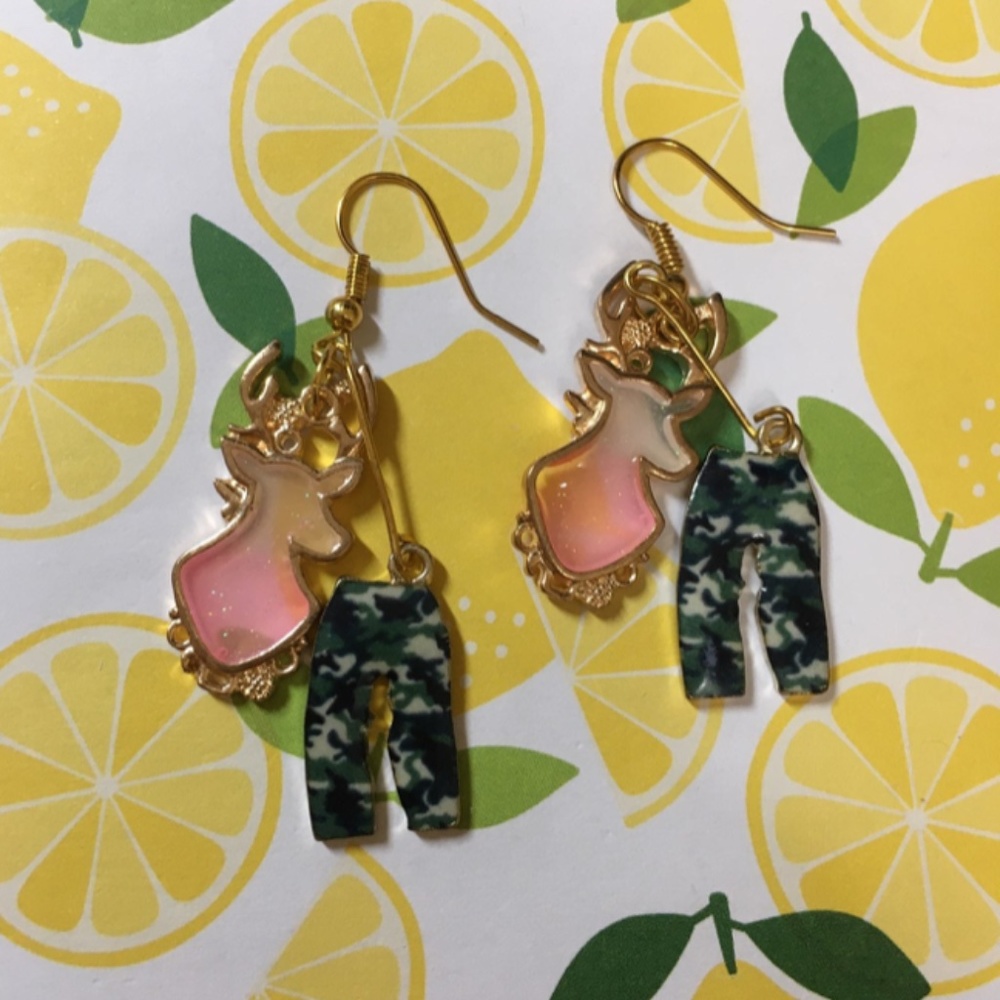 🍓 NWT Country Deer Resin Camo Earrings